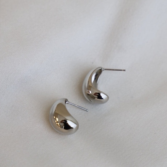 NWT. Zara Silver Elegant Silver Hoop Earrings. - Picture 5 of 10
